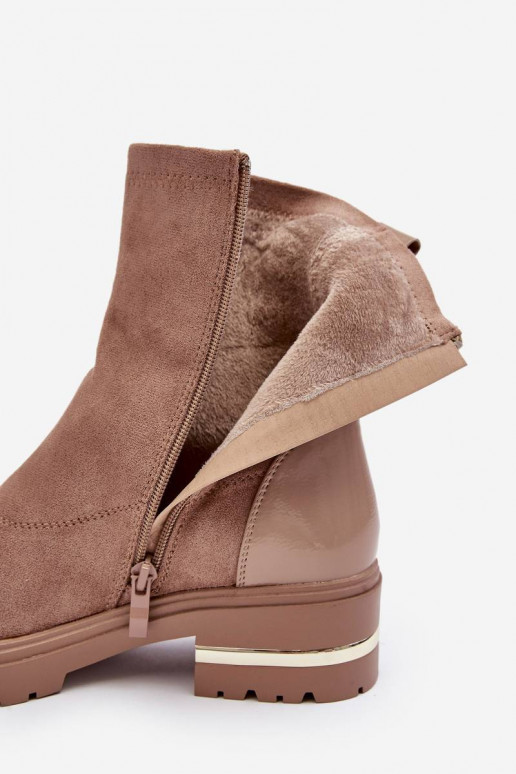 Bottines de modèle classique à talons... Bottines de modèle classique à talons...