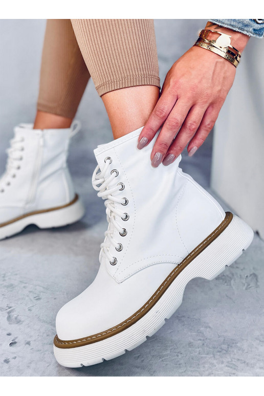 Bottines à lacets de couleur blanche...