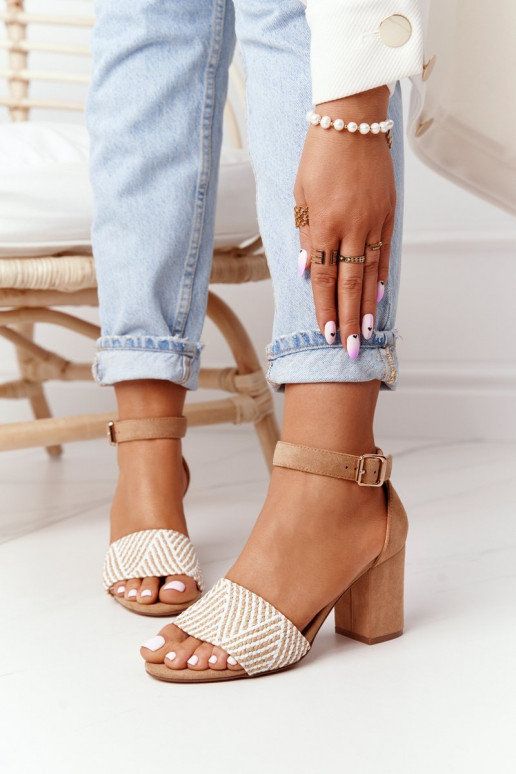 Sandales à talons couleur marron... Sandales à talons couleur marron...