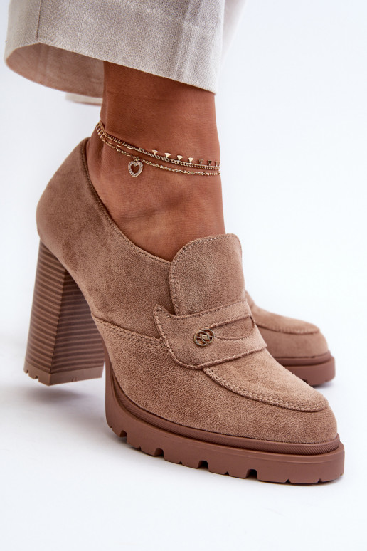 Chaussures en éco-daim à talons beige... Chaussures en éco-daim à talons beige...