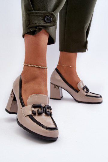 Chaussure laquée à talons de couleur beige