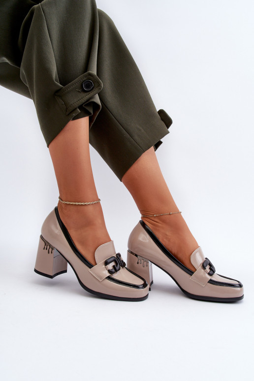 Chaussure laquée à talons de couleur beige