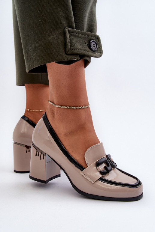 Chaussure laquée à talons de couleur... Chaussure laquée à talons de couleur...