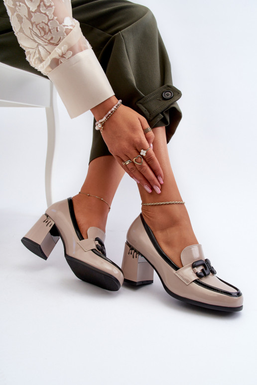 Chaussure laquée à talons de couleur beige