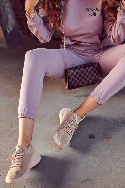 Chaussures sportives du modèle de... Chaussures sportives du modèle de...