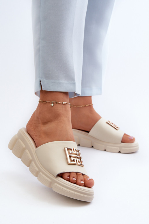 Chaussons Vinceza en cuir beige avec détails dorés