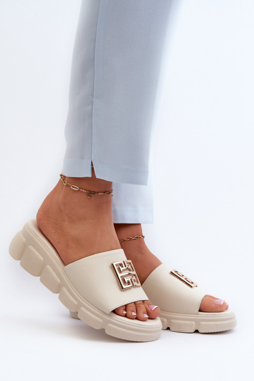 Chaussons Vinceza en cuir beige avec détails dorés