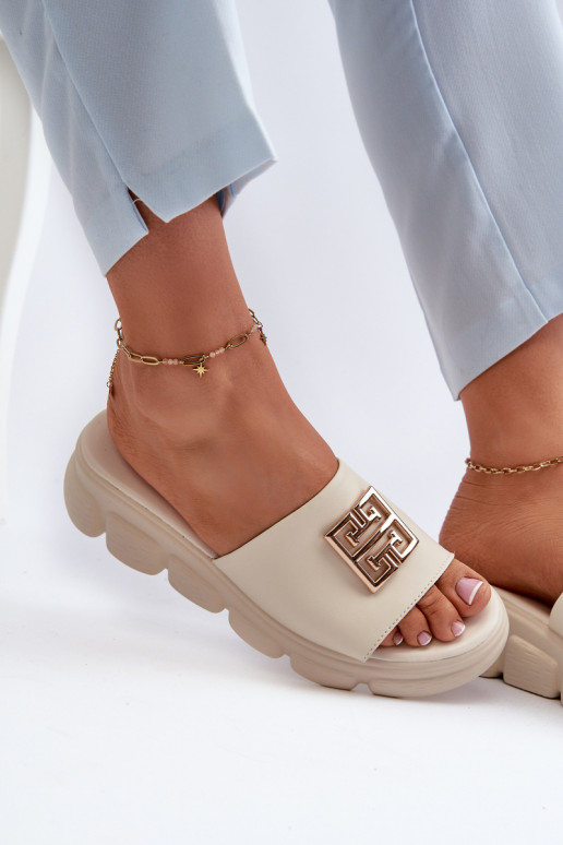 Chaussons Vinceza en cuir beige avec détails dorés