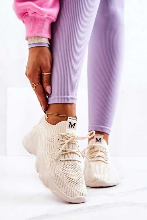 Chaussures modèle baskets en matière... Chaussures modèle baskets en matière...