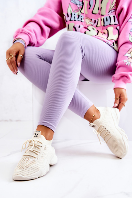 Chaussures modèle baskets en matière... Chaussures modèle baskets en matière...