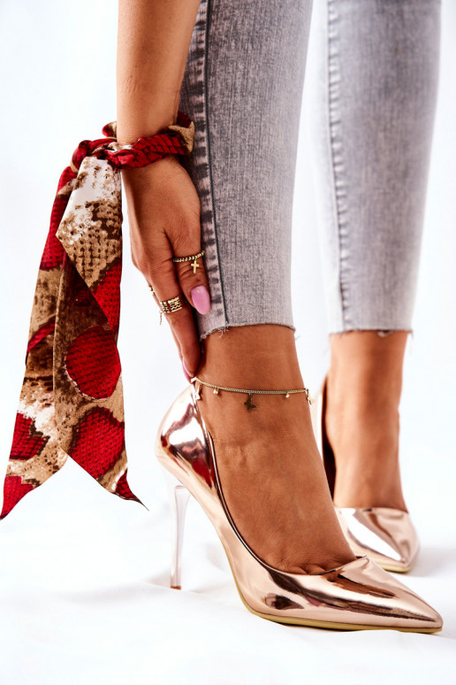 Élégantes chaussures à talons hauts... Élégantes chaussures à talons hauts...