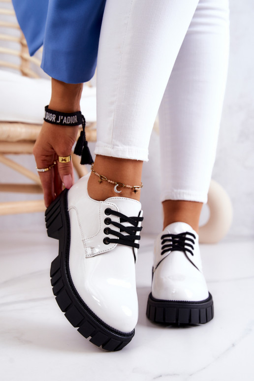 Chaussures à la mode avec effet laqué... Chaussures à la mode avec effet laqué...