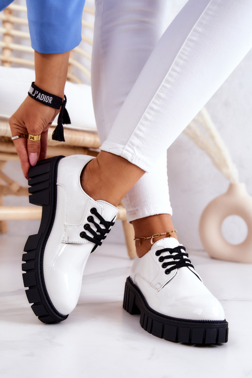 Chaussures à la mode avec effet laqué... Chaussures à la mode avec effet laqué...