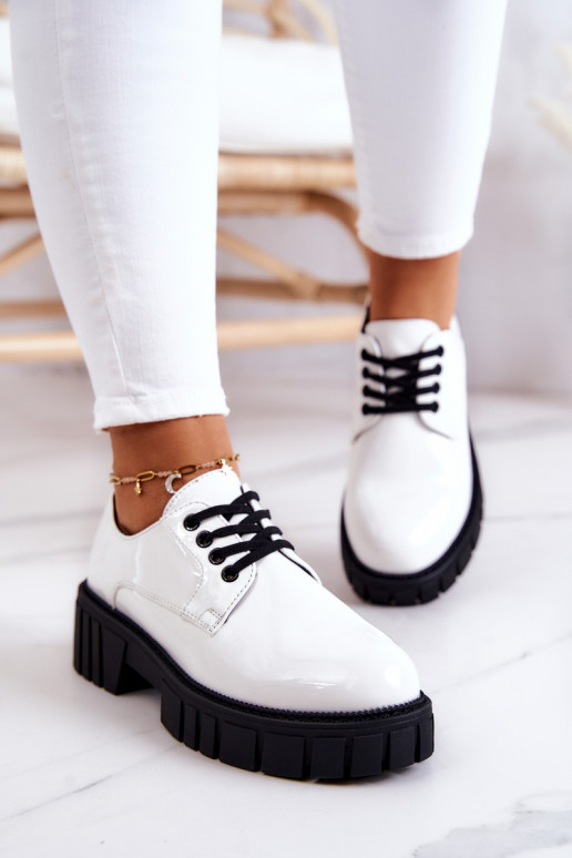 Chaussures à la mode avec effet laqué... Chaussures à la mode avec effet laqué...