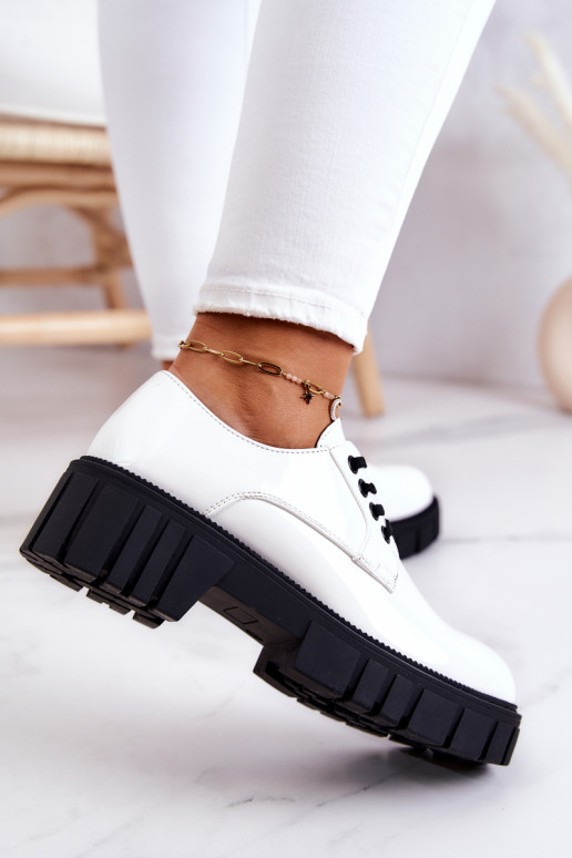 Chaussures à la mode avec effet laqué... Chaussures à la mode avec effet laqué...