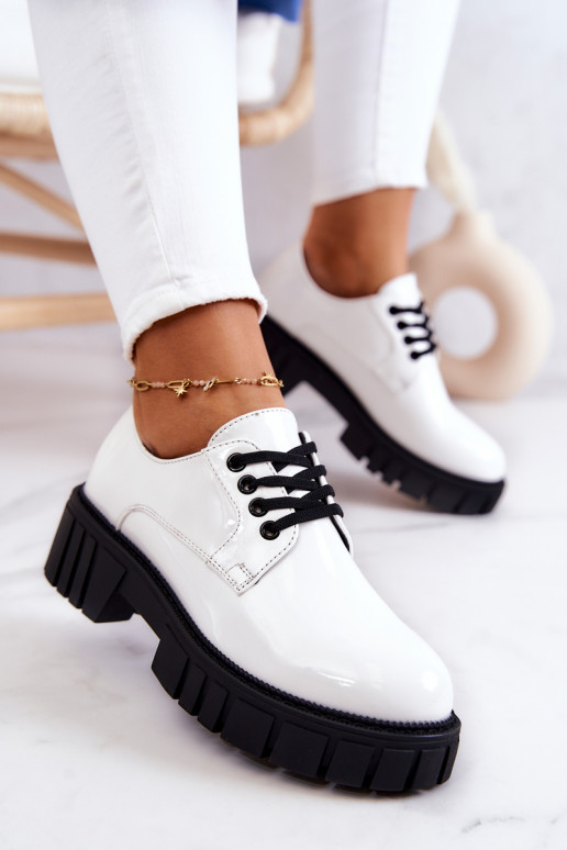 Chaussures à la mode avec effet laqué... Chaussures à la mode avec effet laqué...