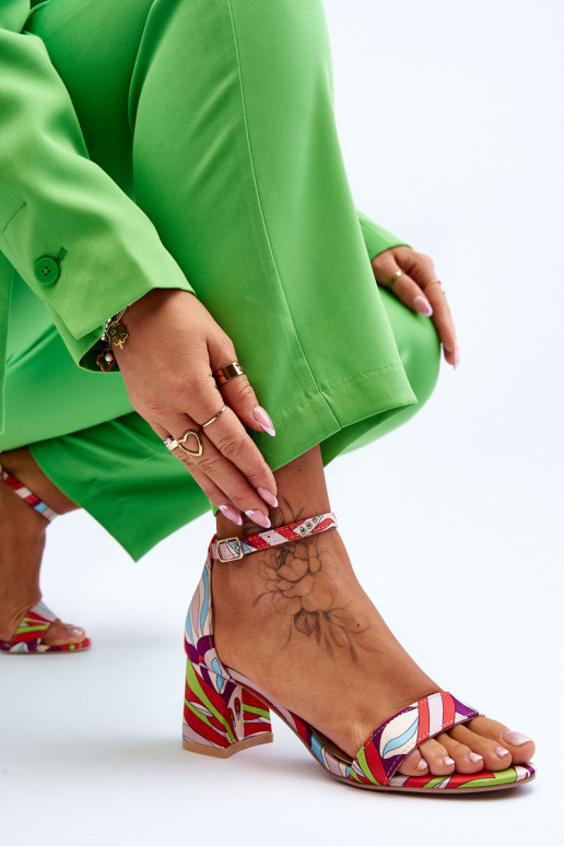 Sandales à talons bas en satin... Sandales à talons bas en satin...