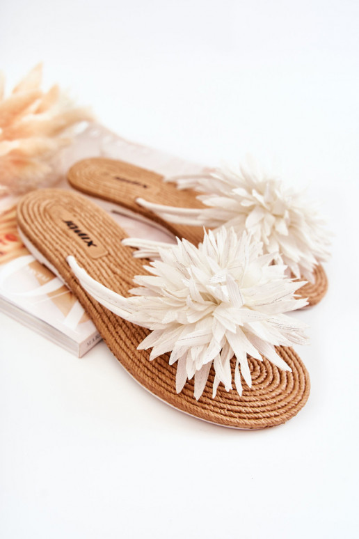 Chaussons légers de couleur blanche d'Eviana