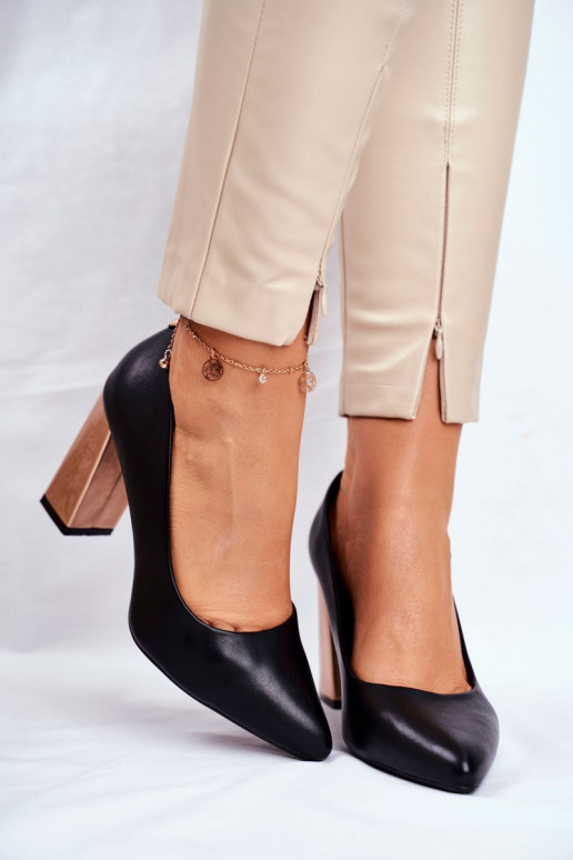 Chaussures d'un modèle classique avec... Chaussures d'un modèle classique avec...