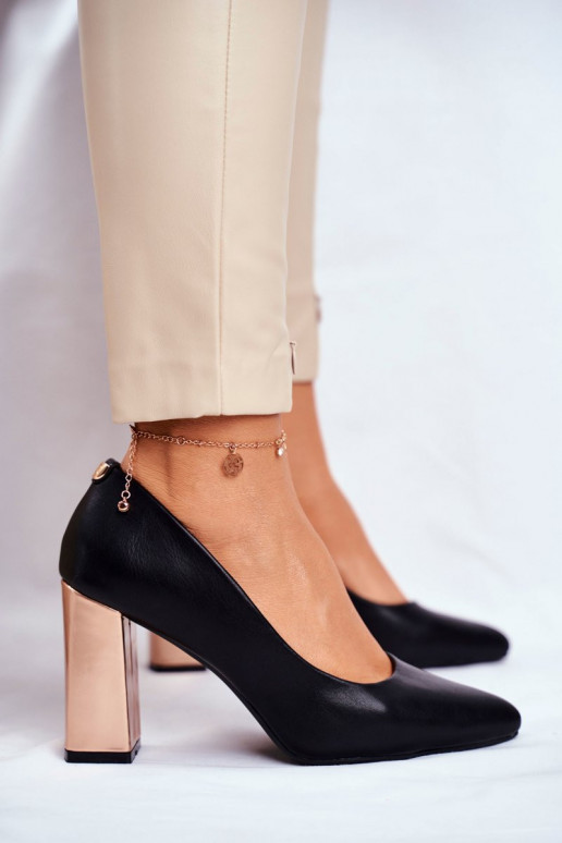 Chaussures d'un modèle classique avec un talon décoré de Sergio Leone