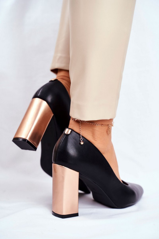 Chaussures d'un modèle classique avec un talon décoré de Sergio Leone