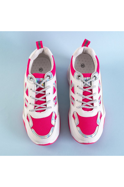 Chaussures modèle baskets en... Chaussures modèle baskets en...