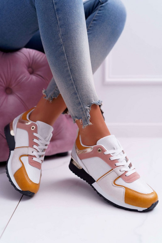 Chaussures décontractées de différentes couleurs