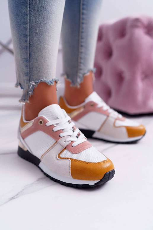 Chaussures décontractées de différentes couleurs