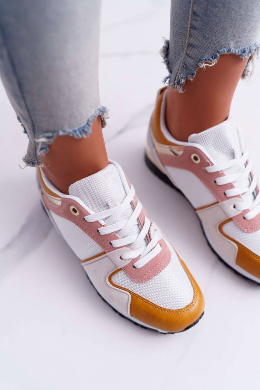 Chaussures décontractées de différentes couleurs