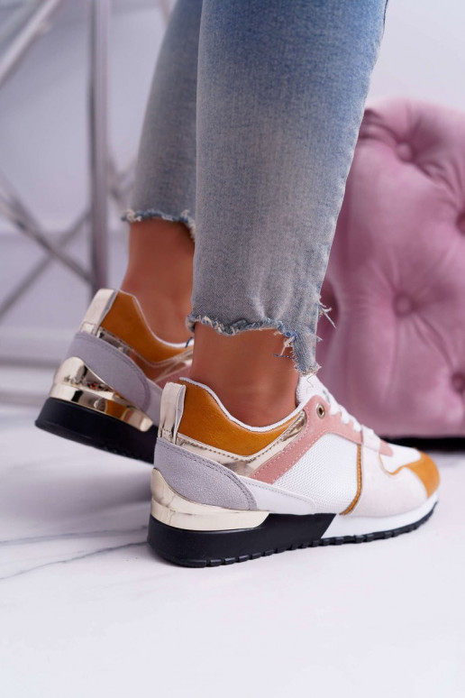 Chaussures décontractées de différentes couleurs