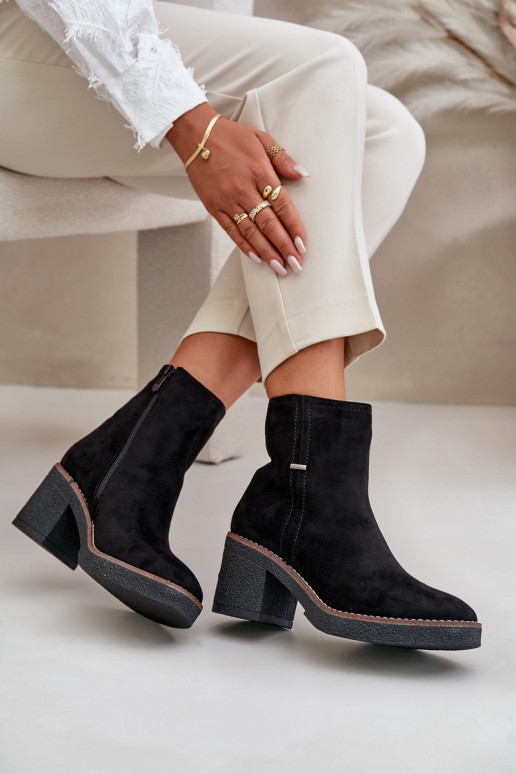 Bottes avec chauffage à l intérieur en daim écologiqueoÀe couleur noire Arkesia Bottes avec chauffage à l intérieur en daim écologiqueoÀe couleur noire Arkesia