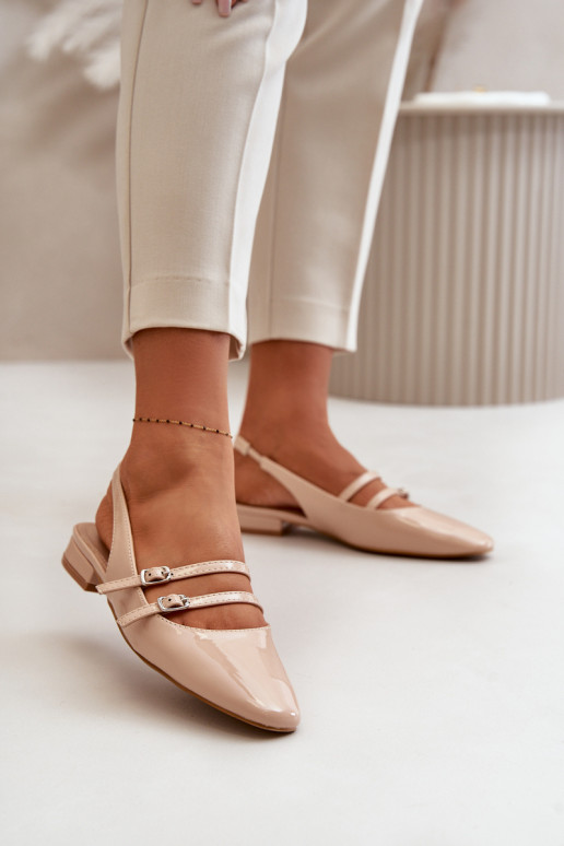 Ballerines laquées avec des bandes Sur un talon bas beige Bialettia
