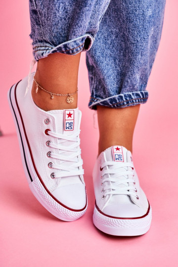 Chaussures de loisirs modèle classique de couleur blanche avec décor rouge Ecoma