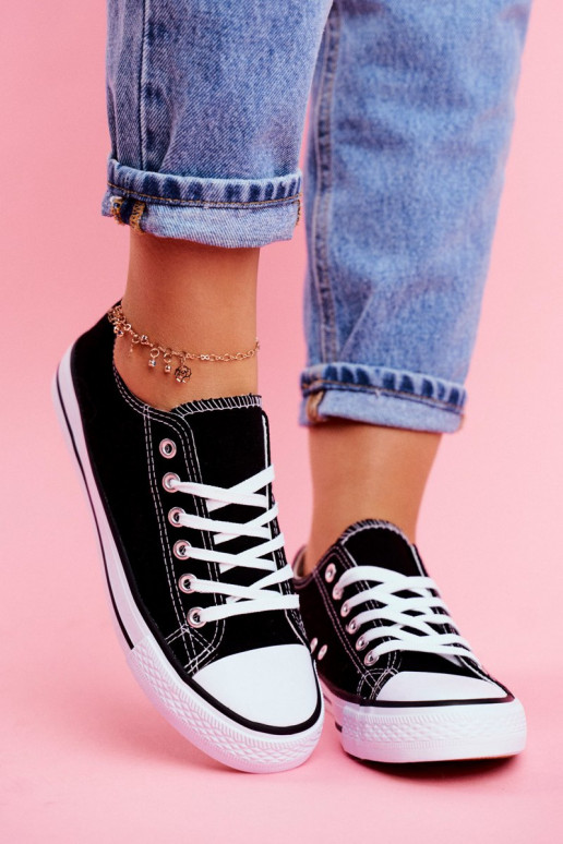 Chaussures décontractées modèle classique de couleur noire avec semelles blanches Chaussures décontractées modèle classique de couleur noire avec semelles blanches