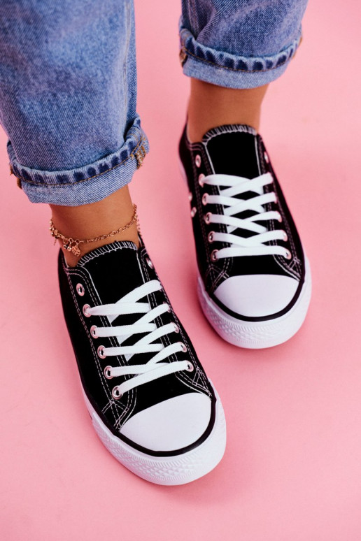 Chaussures décontractées modèle classique de couleur noire avec semelles blanches Chaussures décontractées modèle classique de couleur noire avec semelles blanches