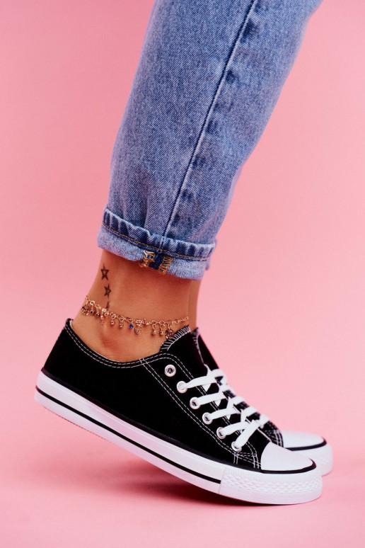 Chaussures décontractées modèle classique de couleur noire avec semelles blanches Chaussures décontractées modèle classique de couleur noire avec semelles blanches