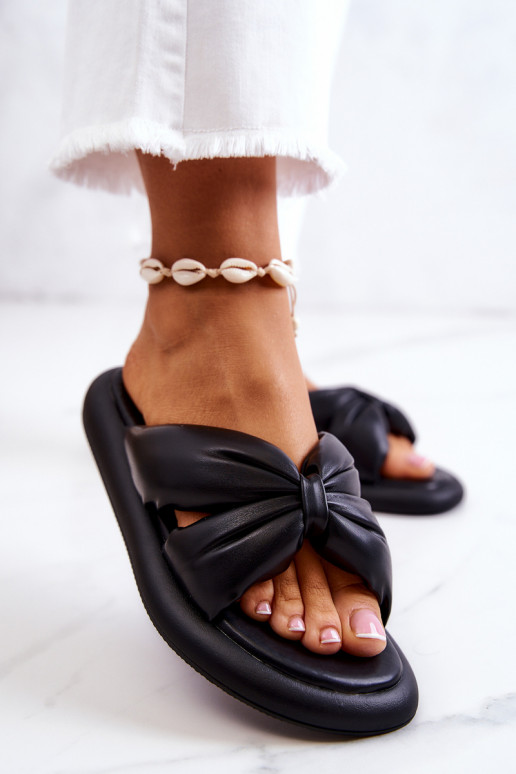 Pantoufles à la mode de couleur noire Savirra