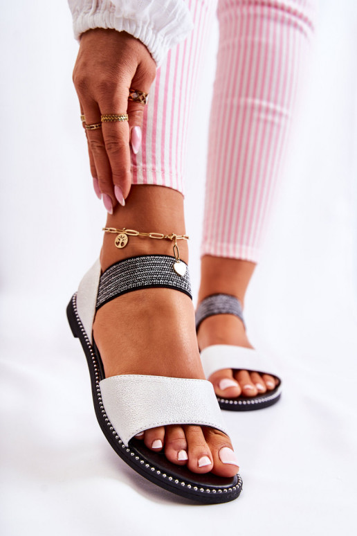 Modèle classique Sandales pour femmes avec rivets couleur argent Shelly