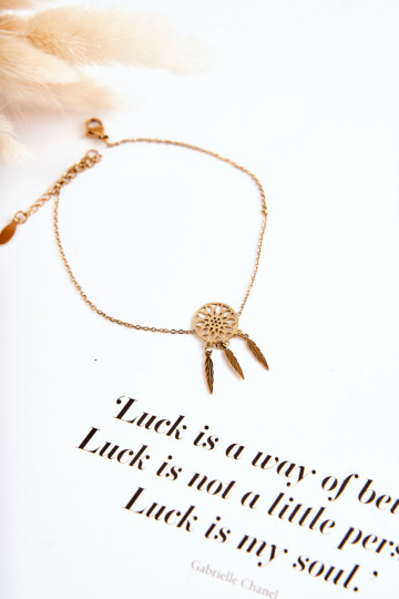 Le bracelet de jambe est en or