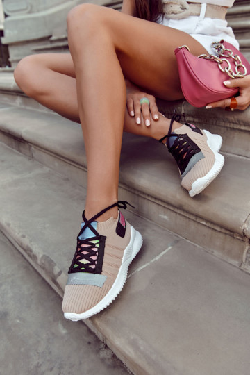 Chaussures Klayra beiges Klayra du modèle résistant Modèle Sneakers