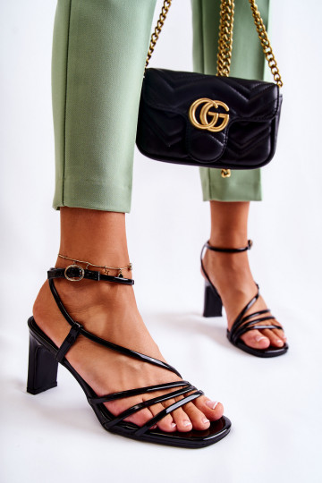 Modèle classique avec sandales à talons en cuir verni de couleur noire Milani
