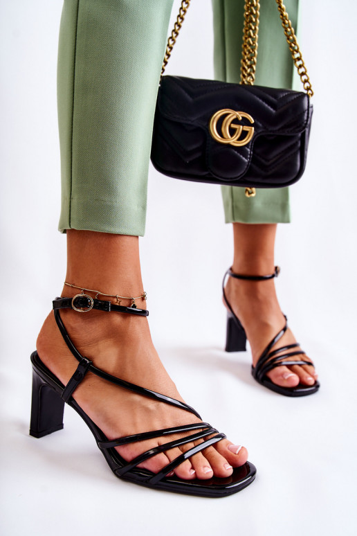Modèle classique avec sandales à talons en cuir verni de couleur noire Milani