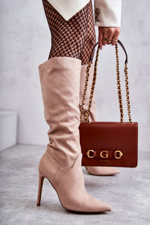 Bottines longues en daim modèle classique Ameya à talons fins en beige Bottines longues en daim modèle classique Ameya à talons fins en beige