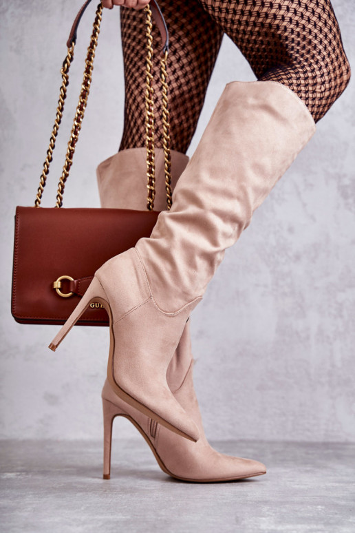 Bottines longues en daim modèle classique Ameya à talons fins en beige Bottines longues en daim modèle classique Ameya à talons fins en beige