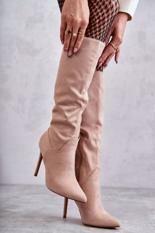 Bottines longues en daim modèle classique Ameya à talons fins en beige Bottines longues en daim modèle classique Ameya à talons fins en beige