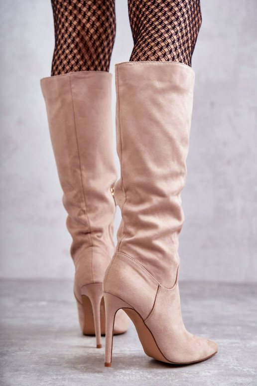 Bottines longues en daim modèle classique Ameya à talons fins en beige Bottines longues en daim modèle classique Ameya à talons fins en beige