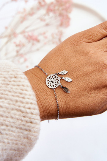 Le bracelet est en argent