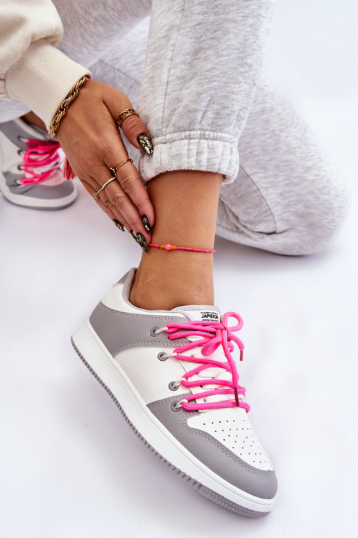 Chaussures de sport modèle classique à lacets Couleur blanc-gris Jella Chaussures de sport modèle classique à lacets Couleur blanc-gris Jella