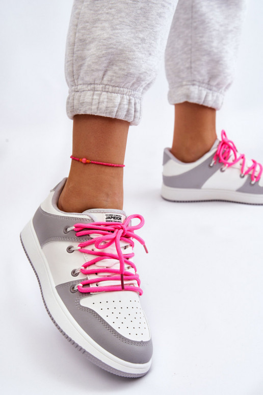 Chaussures de sport modèle classique à lacets Couleur blanc-gris Jella Chaussures de sport modèle classique à lacets Couleur blanc-gris Jella