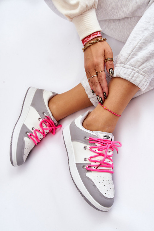 Chaussures de sport modèle classique à lacets Couleur blanc-gris Jella Chaussures de sport modèle classique à lacets Couleur blanc-gris Jella